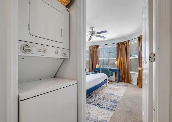 Holiday home Lakefront 3bd - Ping Pong, Movie Nights - Near Fsu
