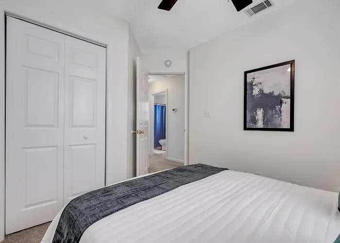 Holiday home Lakefront 3bd - Ping Pong, Movie Nights - Near Fsu