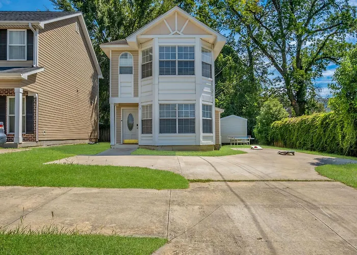 Holiday home Lakefront 3bd - Ping Pong, Movie Nights - Near Fsu