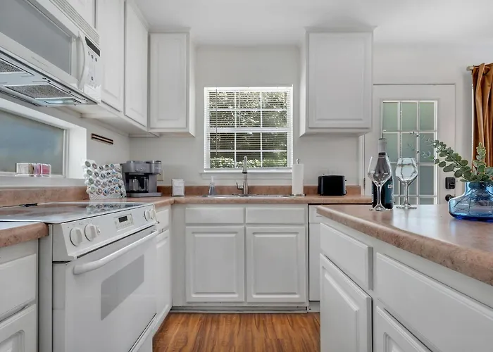 Holiday home Lakefront 3bd - Ping Pong, Movie Nights - Near Fsu *