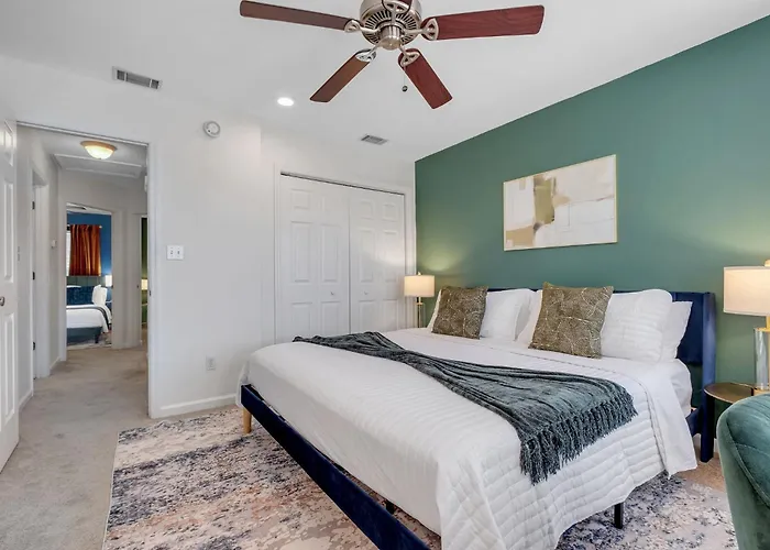 Holiday home Lakefront 3bd - Ping Pong, Movie Nights - Near Fsu