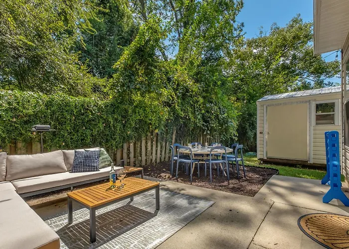 Holiday home Lakefront 3bd - Ping Pong, Movie Nights - Near Fsu